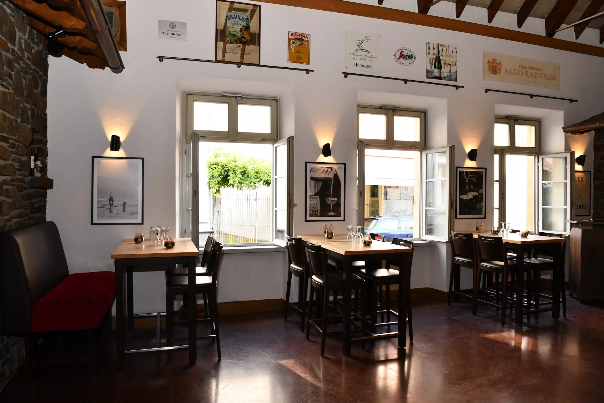 Sassella - Pasta & Vino, Innenansicht mit hohen Tischen und Barhockern.