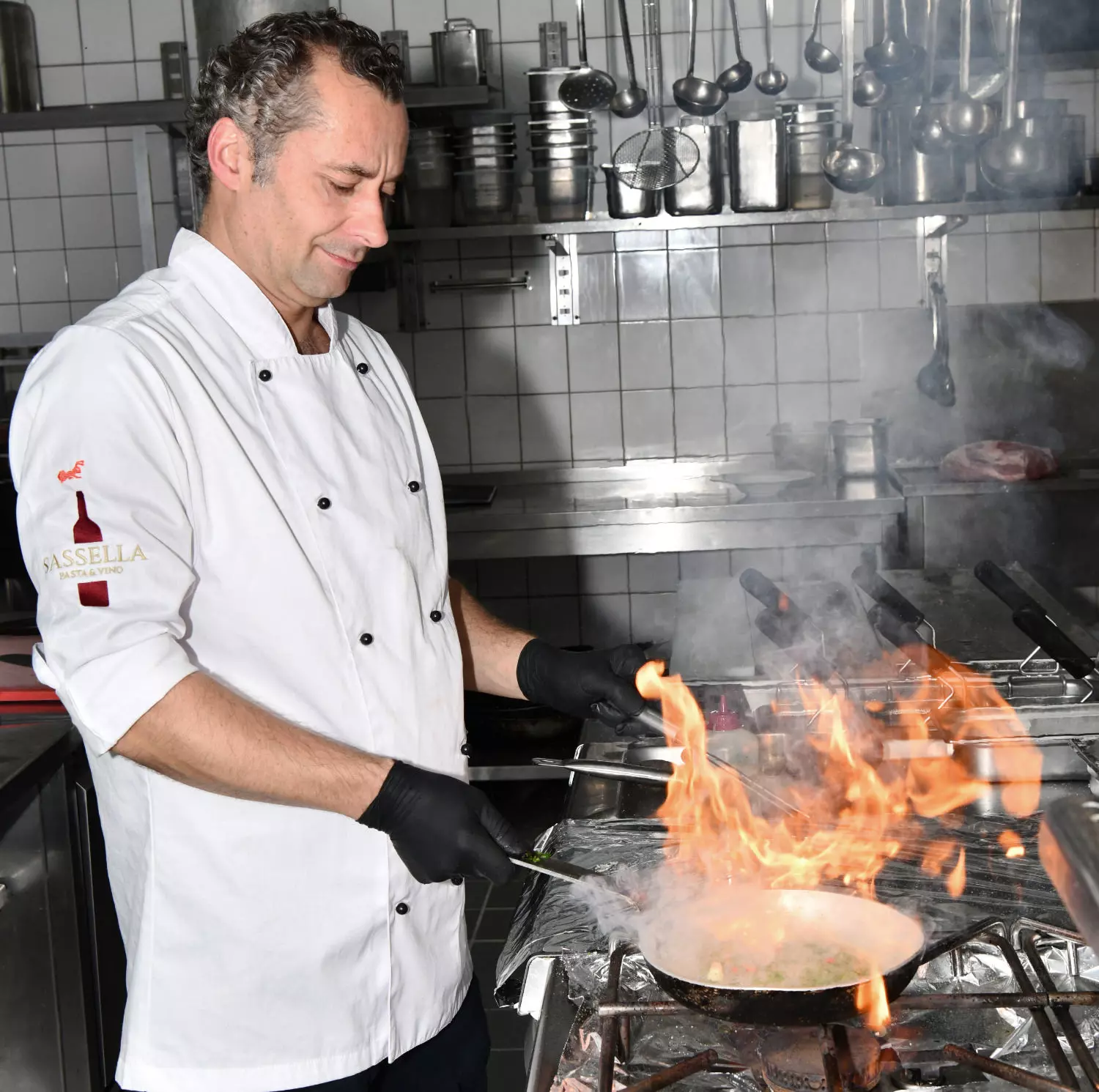 Koch beim Flambieren in der Küche.